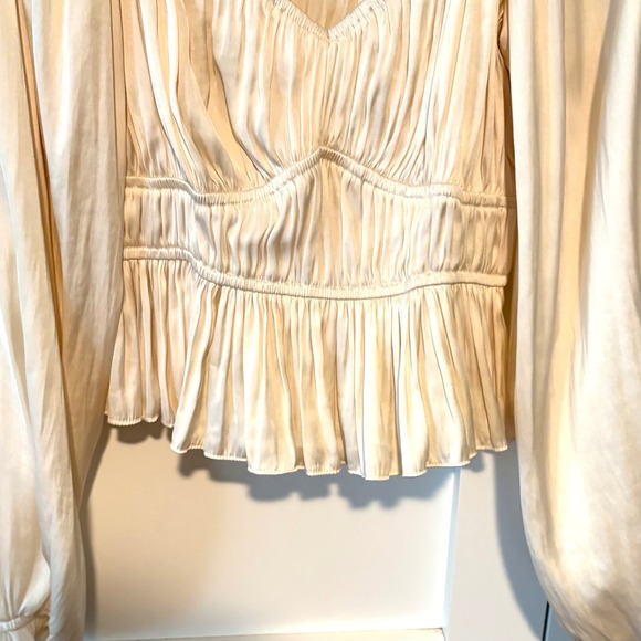 Lulu's Women Cream Satiny Milkmaid Off the Shoulder Top in Size S - Picture 4 of 11